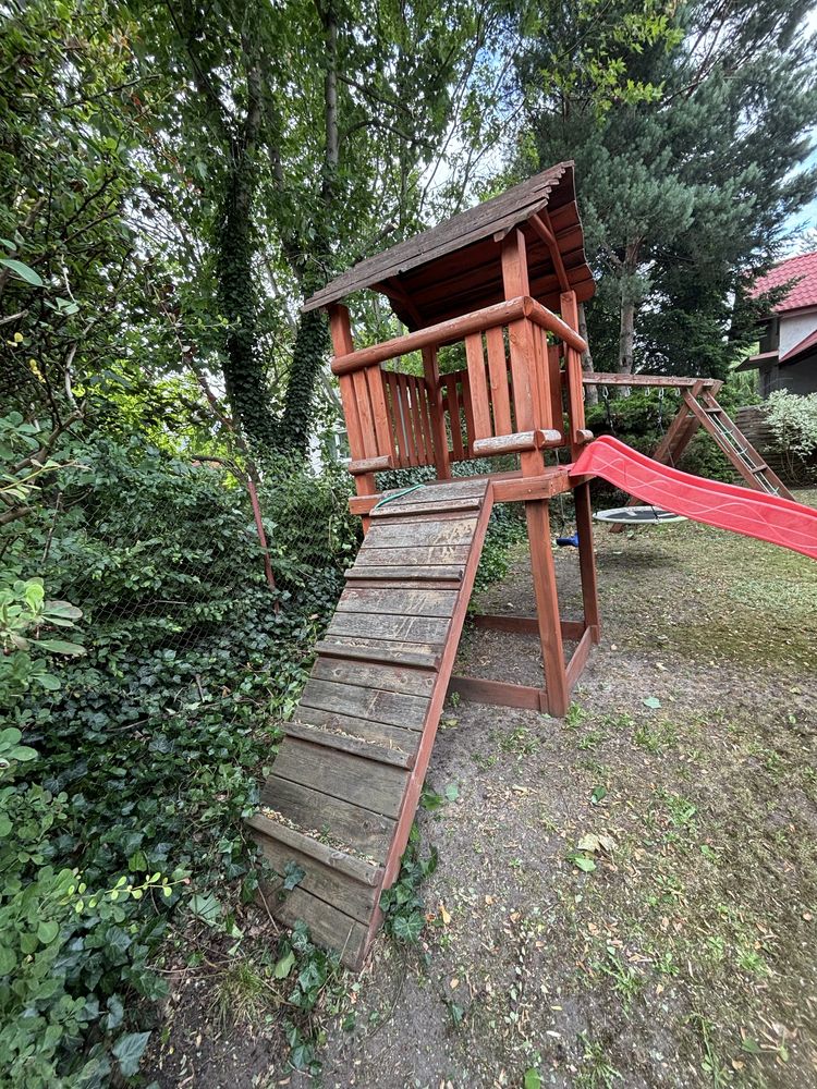 Plac zabaw dla dzieci, Domek, huśtawki