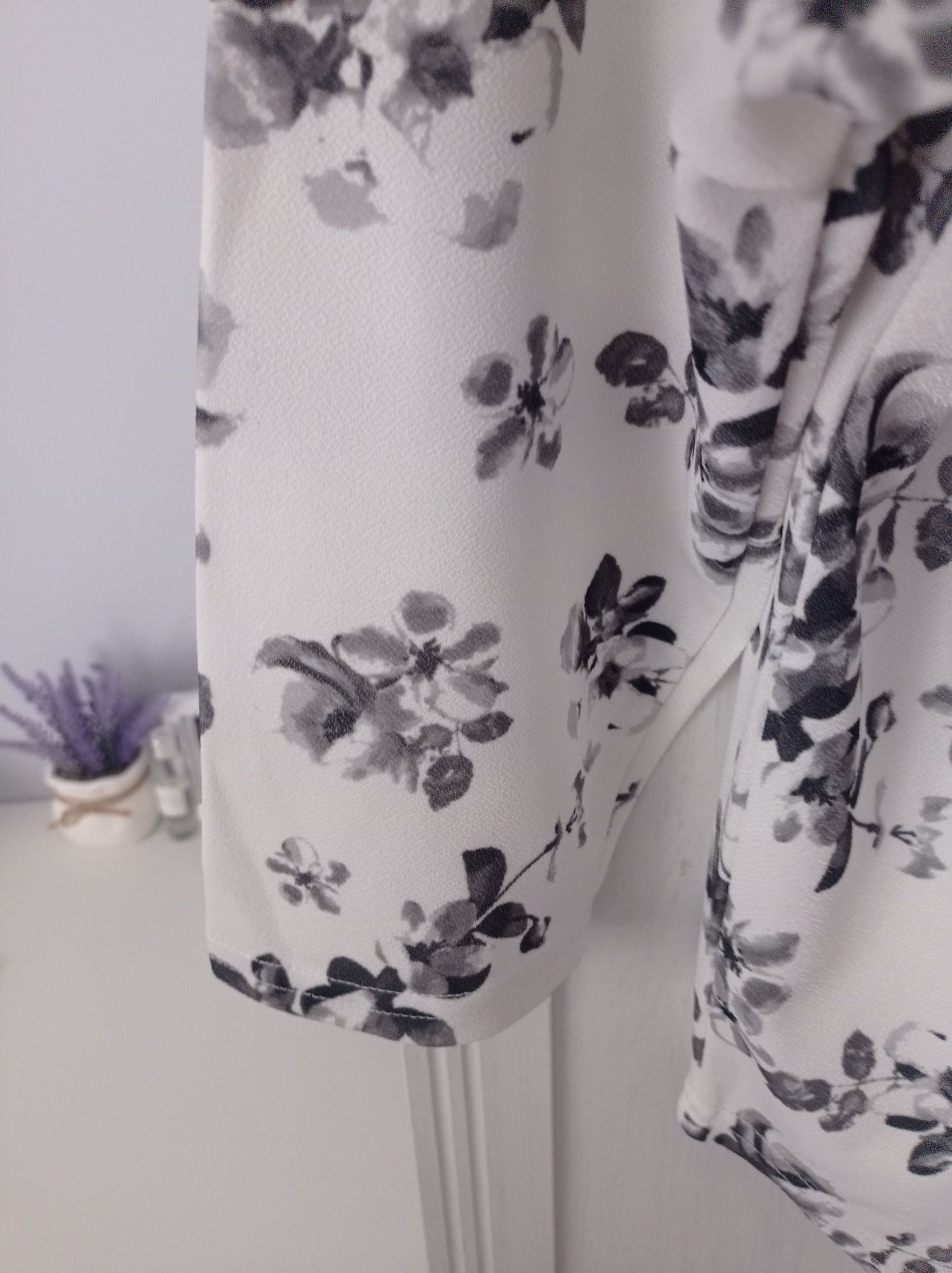 Bluza w czarne kwiaty