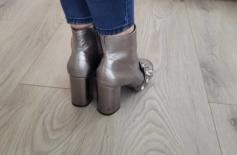Srebrne botki / buty z perełkami, na obcasie słupku / Primark, 37