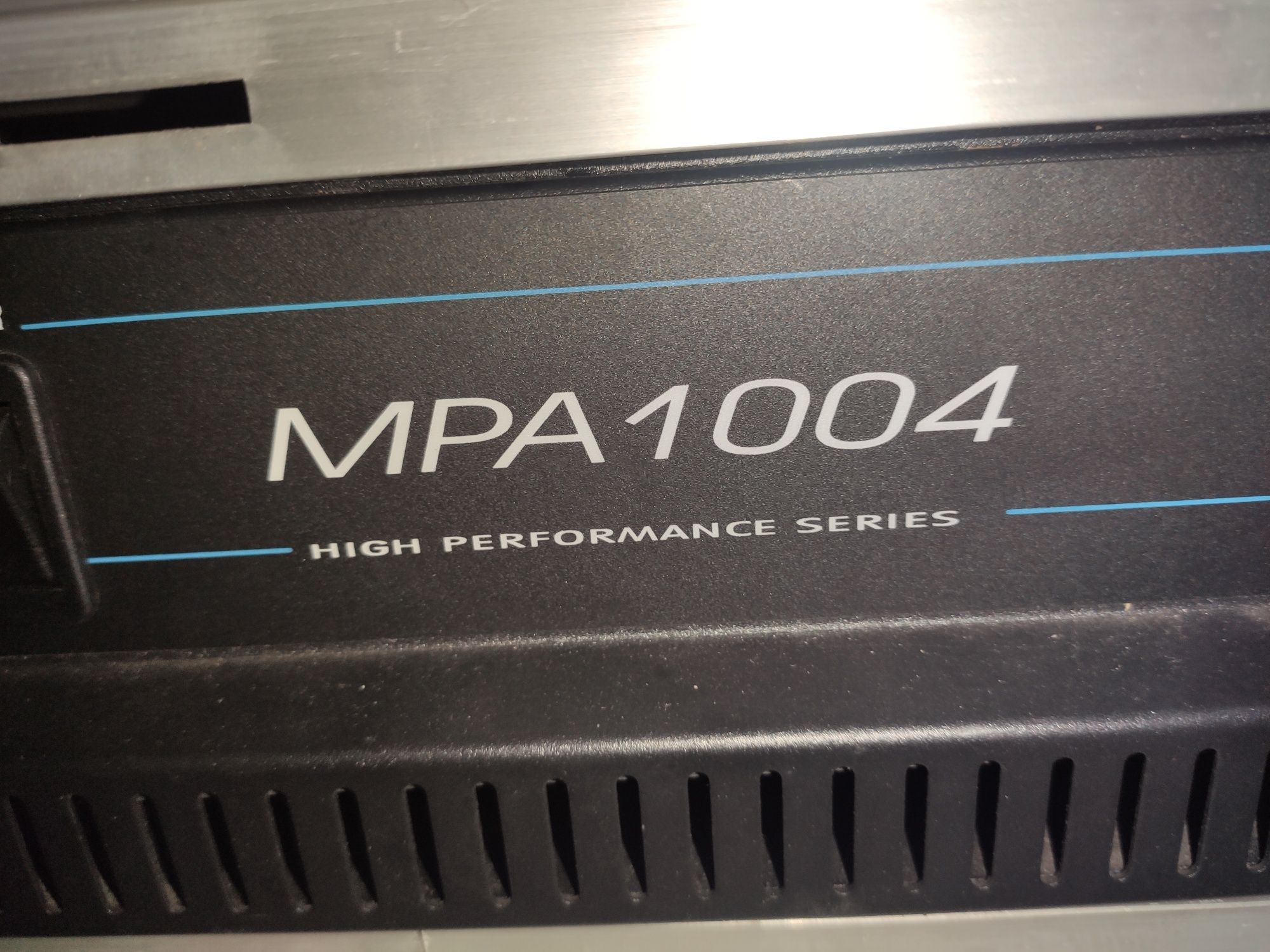 Amplificador DB MPA 1004 + Rack (Marca Gator) incluída