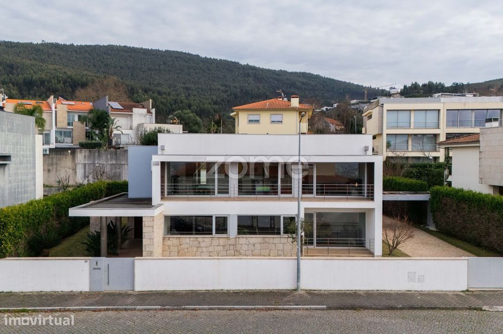 Moradia individual de dois pisos, localizada na freguesia de Fraião