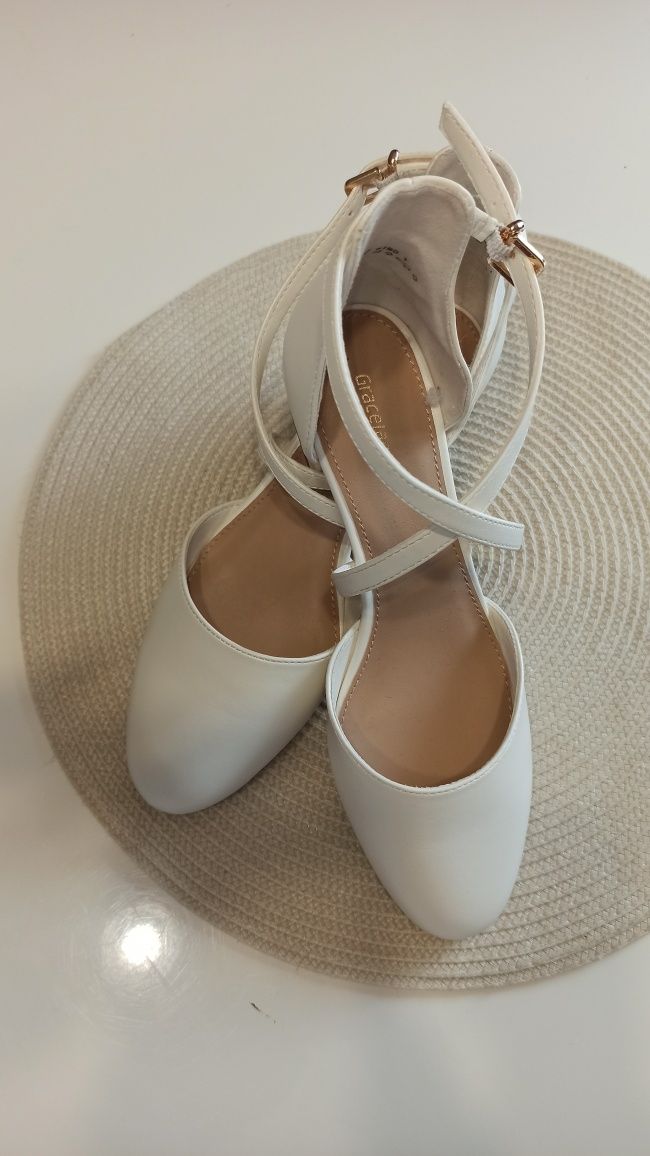 Buty ślubne komunijne pięta palce zakryte na szczupłą stopę 25,5 cm