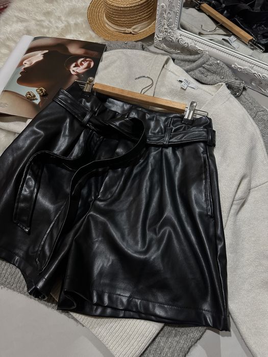 Чорні шорти з еко шкіри розмір М