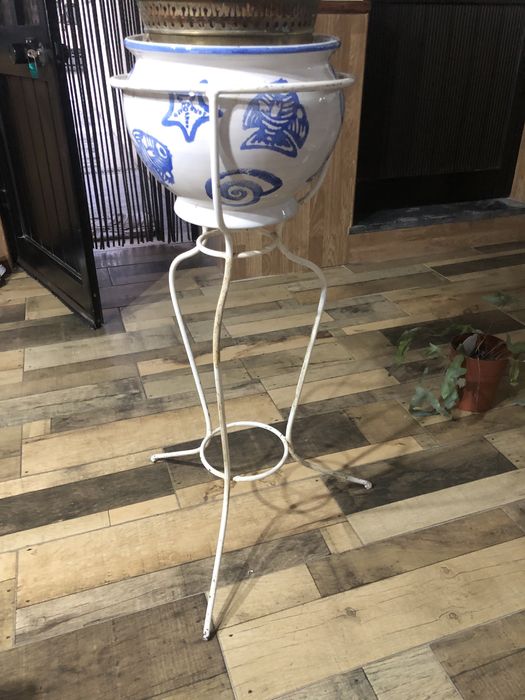 Suporte antigo de lavatorio