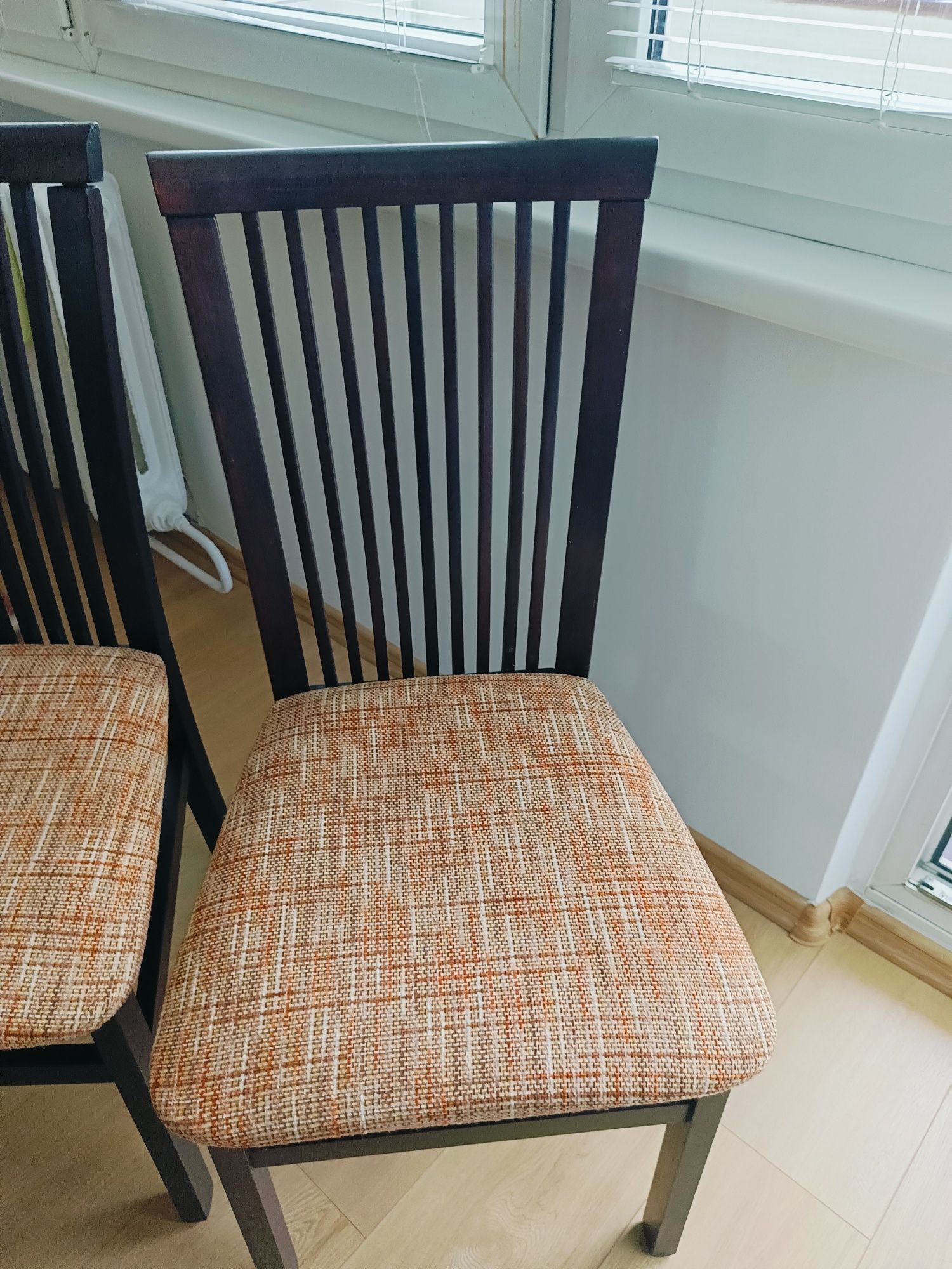 4 krzesła do salonu bądź jadalni