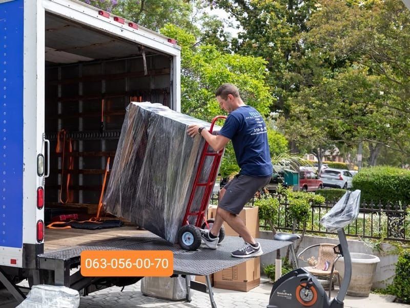 Вантажники. Вантажні перевезеня. Вивіз смітя. Грузчики. Грузоперевозки