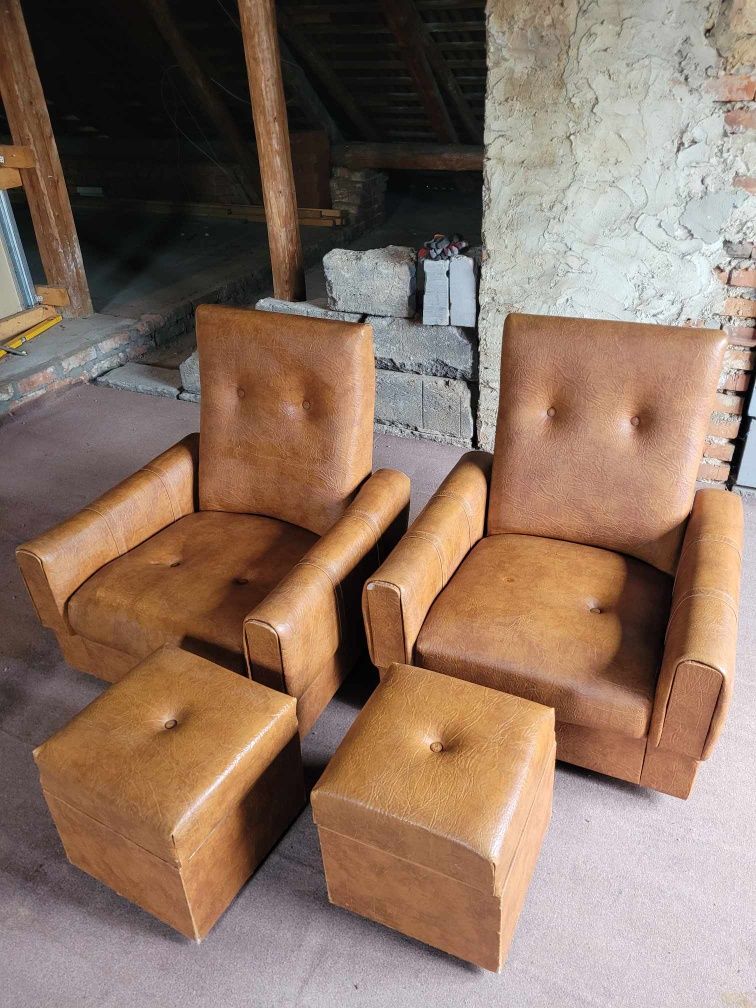 Komplet: dwa fotele i dwie pufy