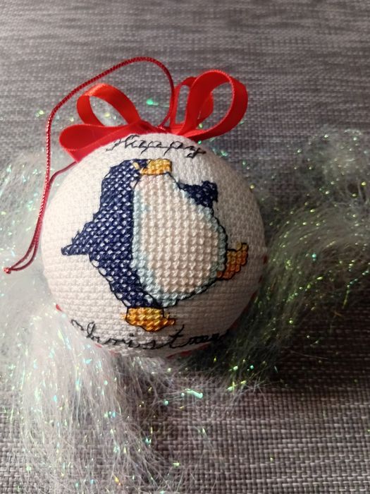 Вишиті новорічні кульки