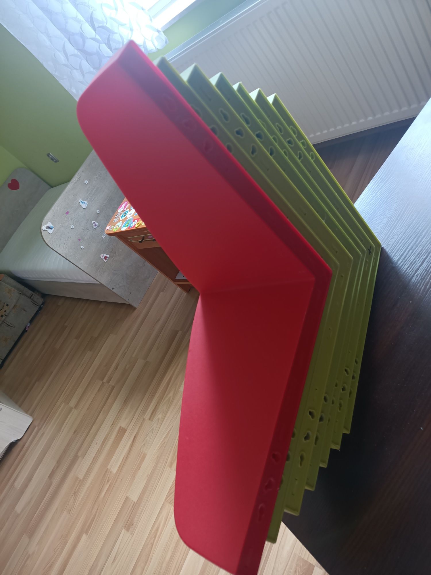 Półki z IKEA zielone i czerwona