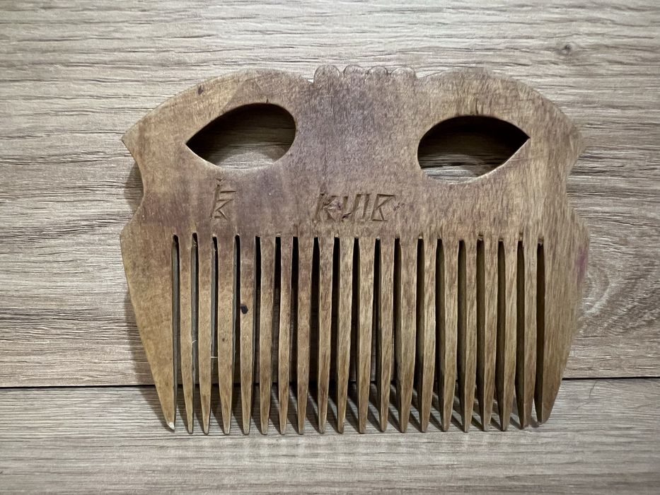 Деревʼяний гребінець ручноі роботи.