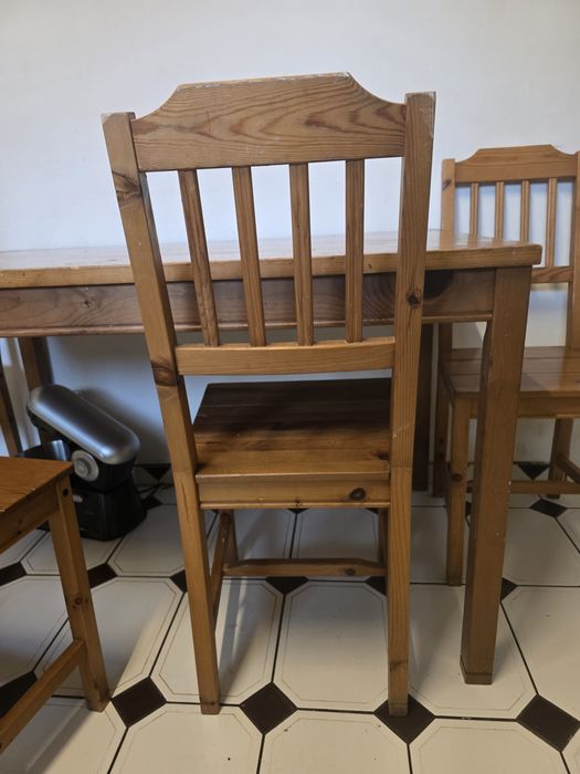 Stół drewniany z 4 krzesłami zestaw w dobrym stanie