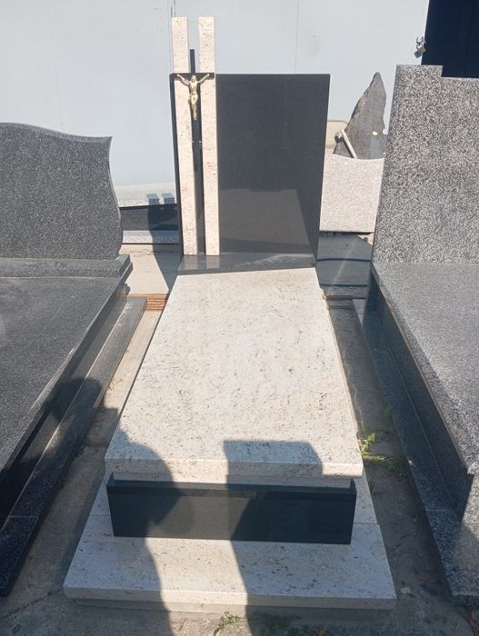 Nagrobek granitowy