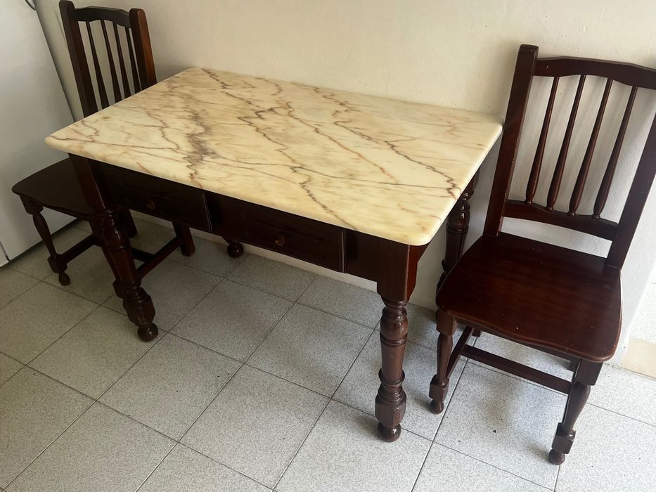 Mesa madeira maciça com tampo de mármore + duas cadeiras e um banquete