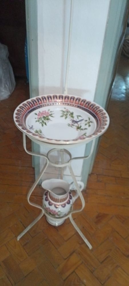 Lavatorio de quarto antigo (ferro e porcelana)