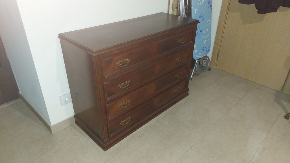 Cómoda em madeira. Em muito bom estado.