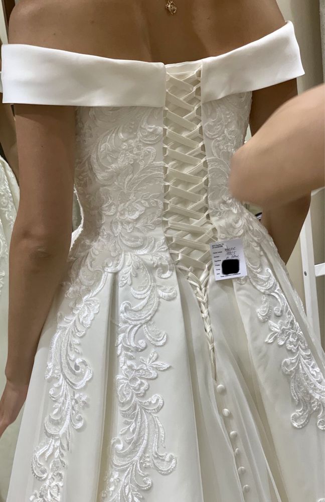 Свадебное платье Inessa. Атлас и шлейф.
