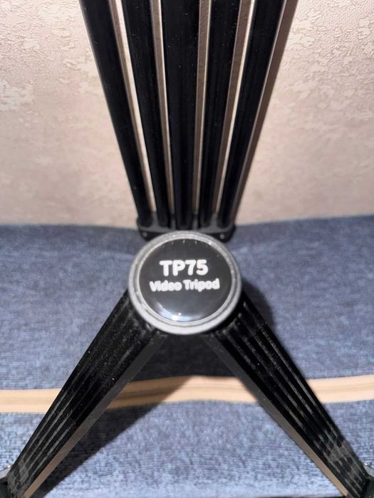Професійний відеоштатив трипод для зйомки