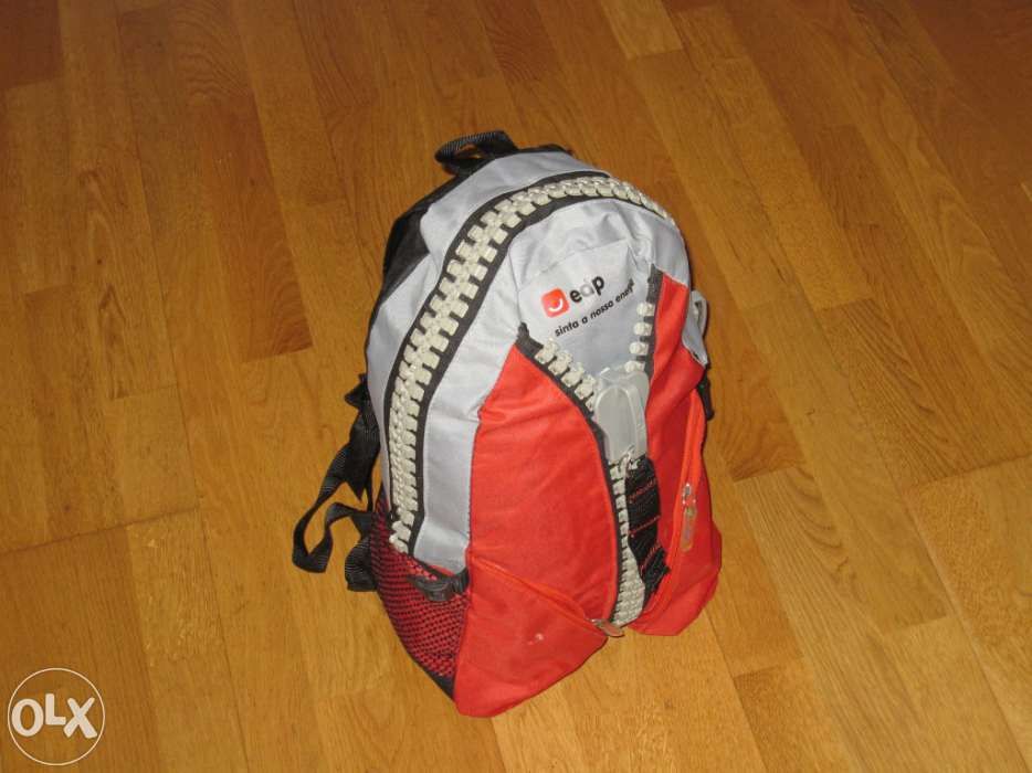 Mochila com mega fechos e 2 bolsas laterais