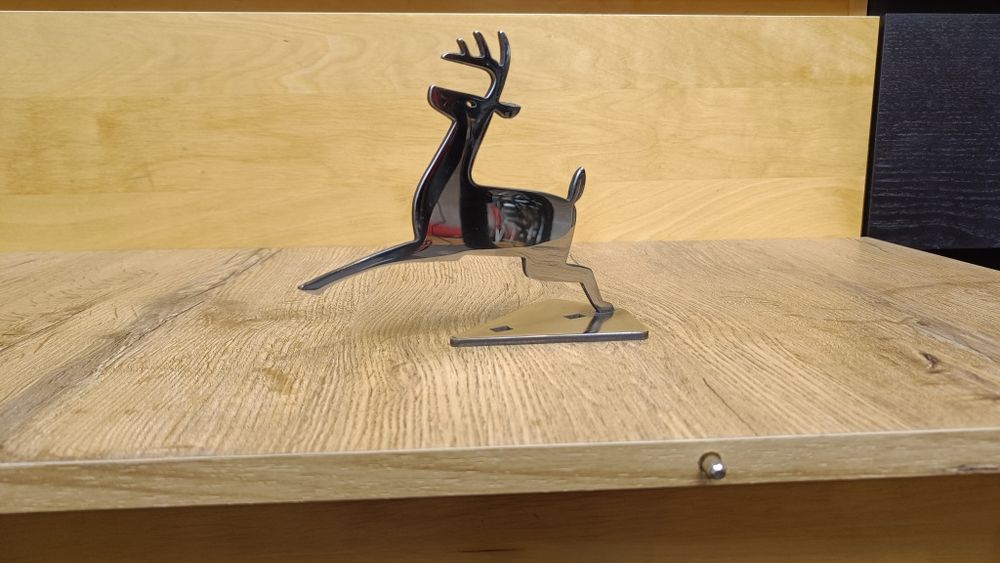 Polerowany Jelonek na maskę John Deere emblemat logo znaczek stal inox