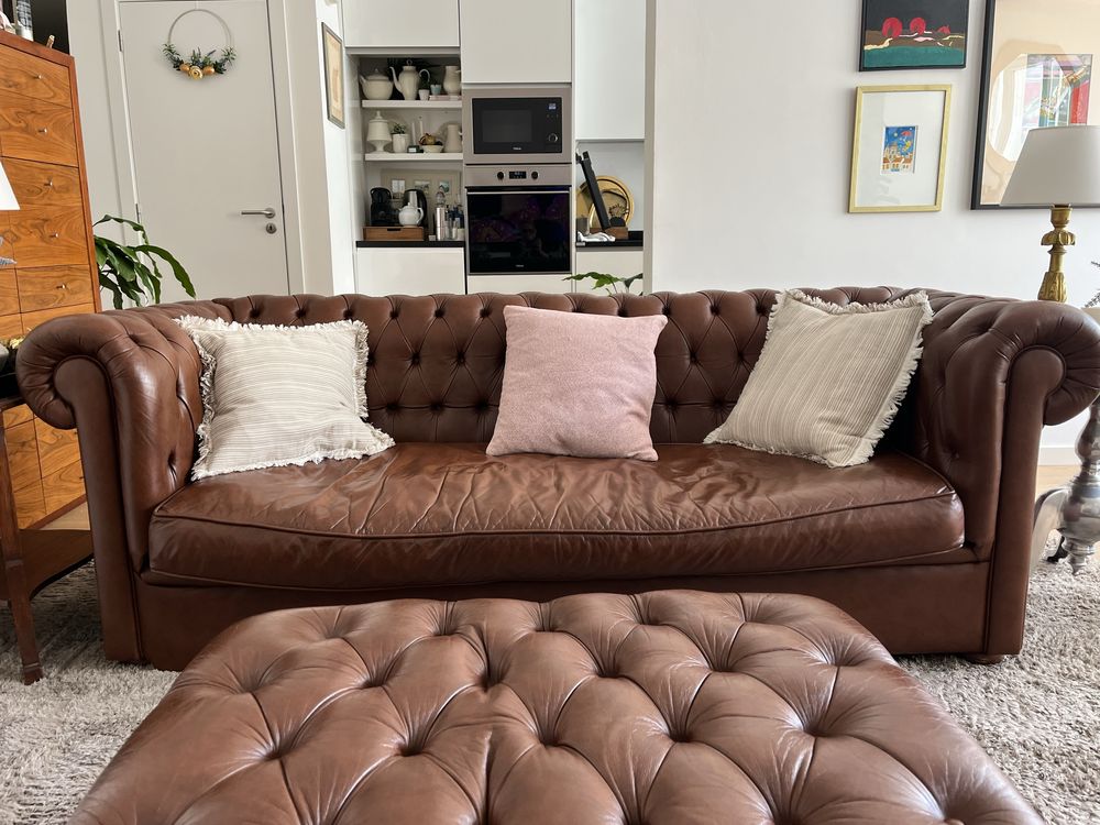 Sofá 3 lugares Chesterfield em pele natural + banqueta