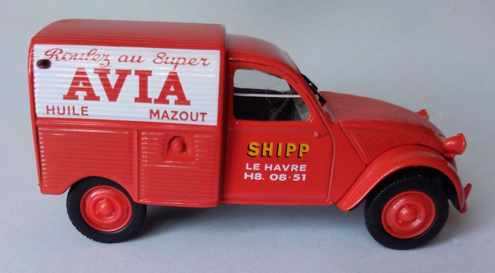 Citroen 2cv van com publicidade à AVIA. Ver descrição