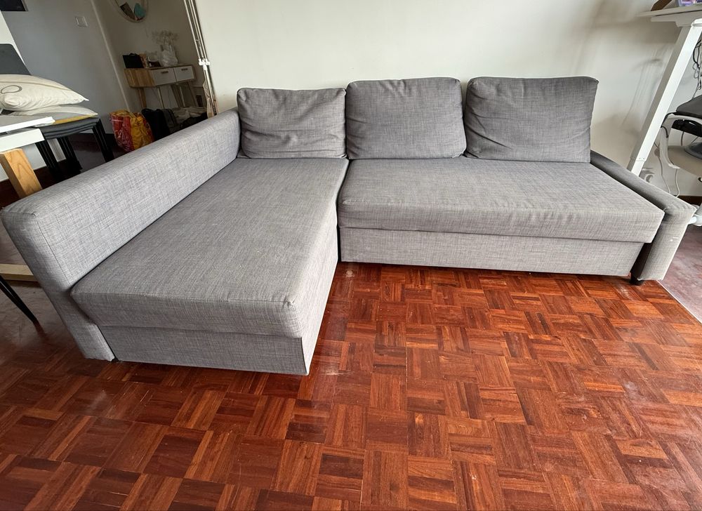Sofá-cama IKEA Friheten com interior para arrumação