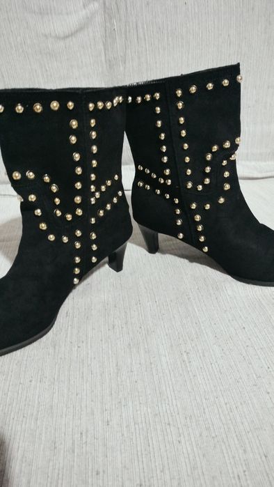 Botins pretos com tachas douradas