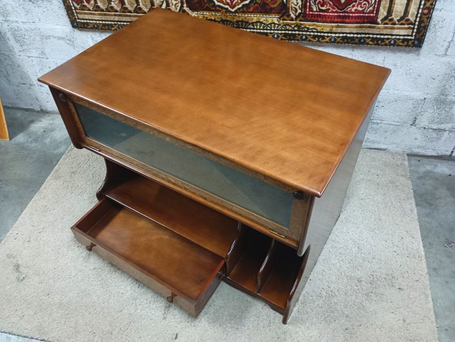 Belíssimo móvel anos 80
Multifuncional com iluminação. madeira maciça