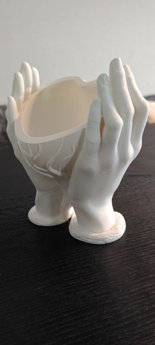 Wazon „Dłonie” — harmonia natury i sztuki