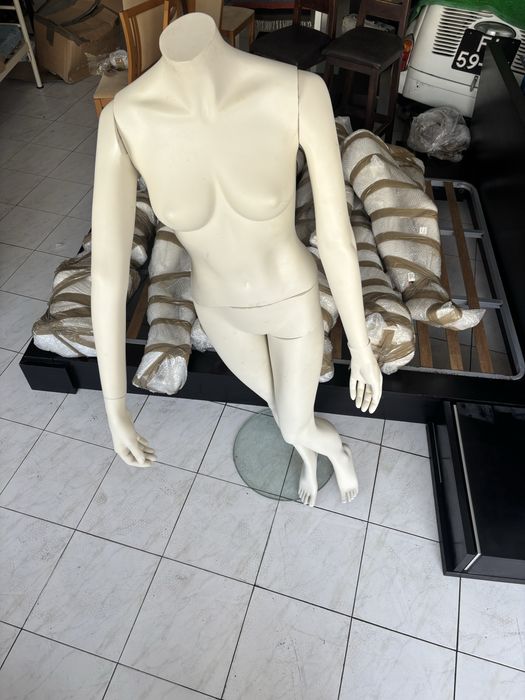7 manequins com base em vidro