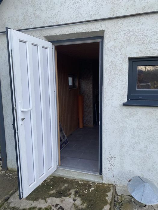 Гараж,земельна ділянка,літня кухня,підвал,горище.