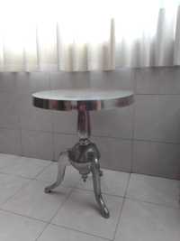 Mesa em metal prateada