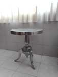 Mesa em metal prateada