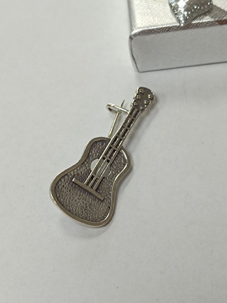 Srebrna broszka gitara srebro 925