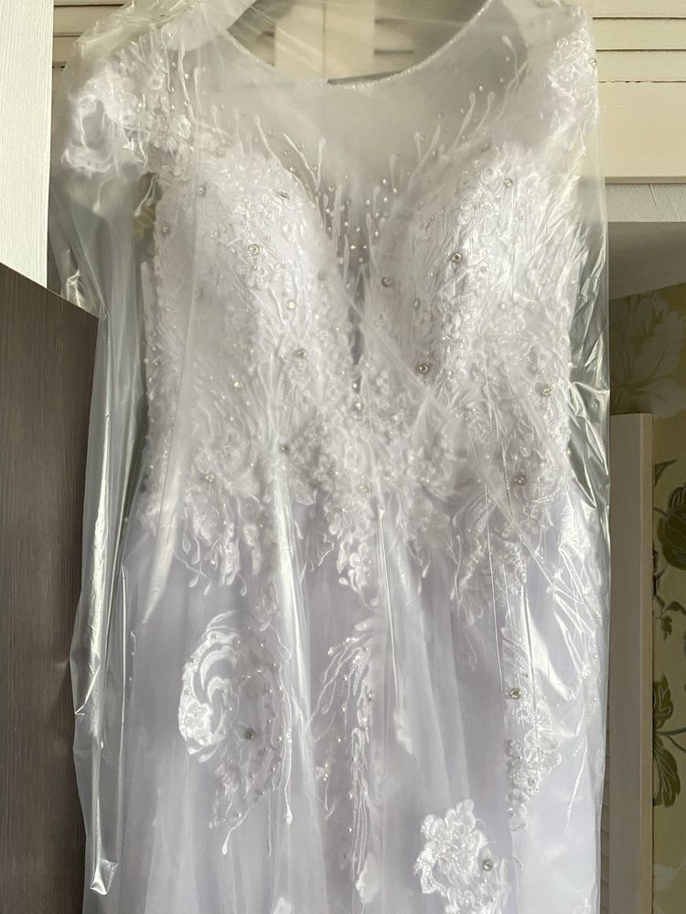 Пишна біла весільна сукня, 44-46р, А-силует. Свадебное белое платье.