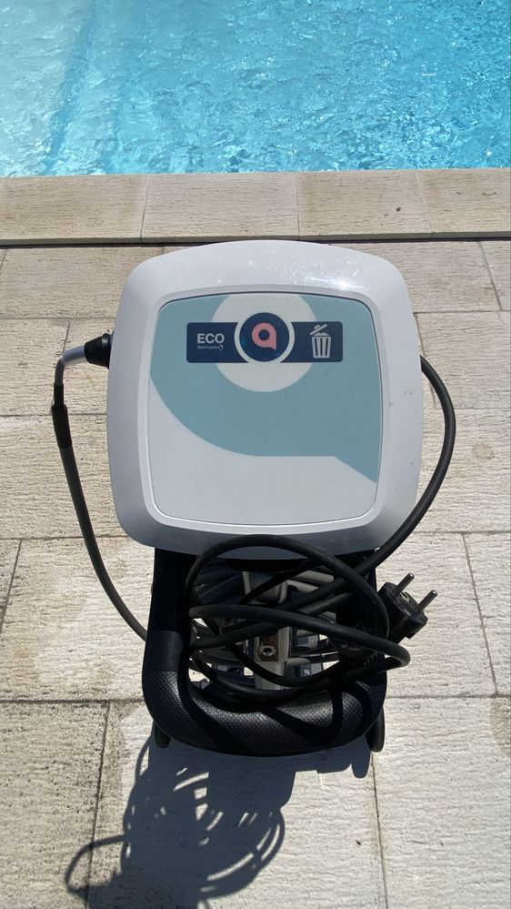 Robot aspirador de piscinas BWT D500