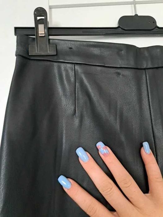 Spodnie skórzane Zara - elegancja i charakter, rozm. S