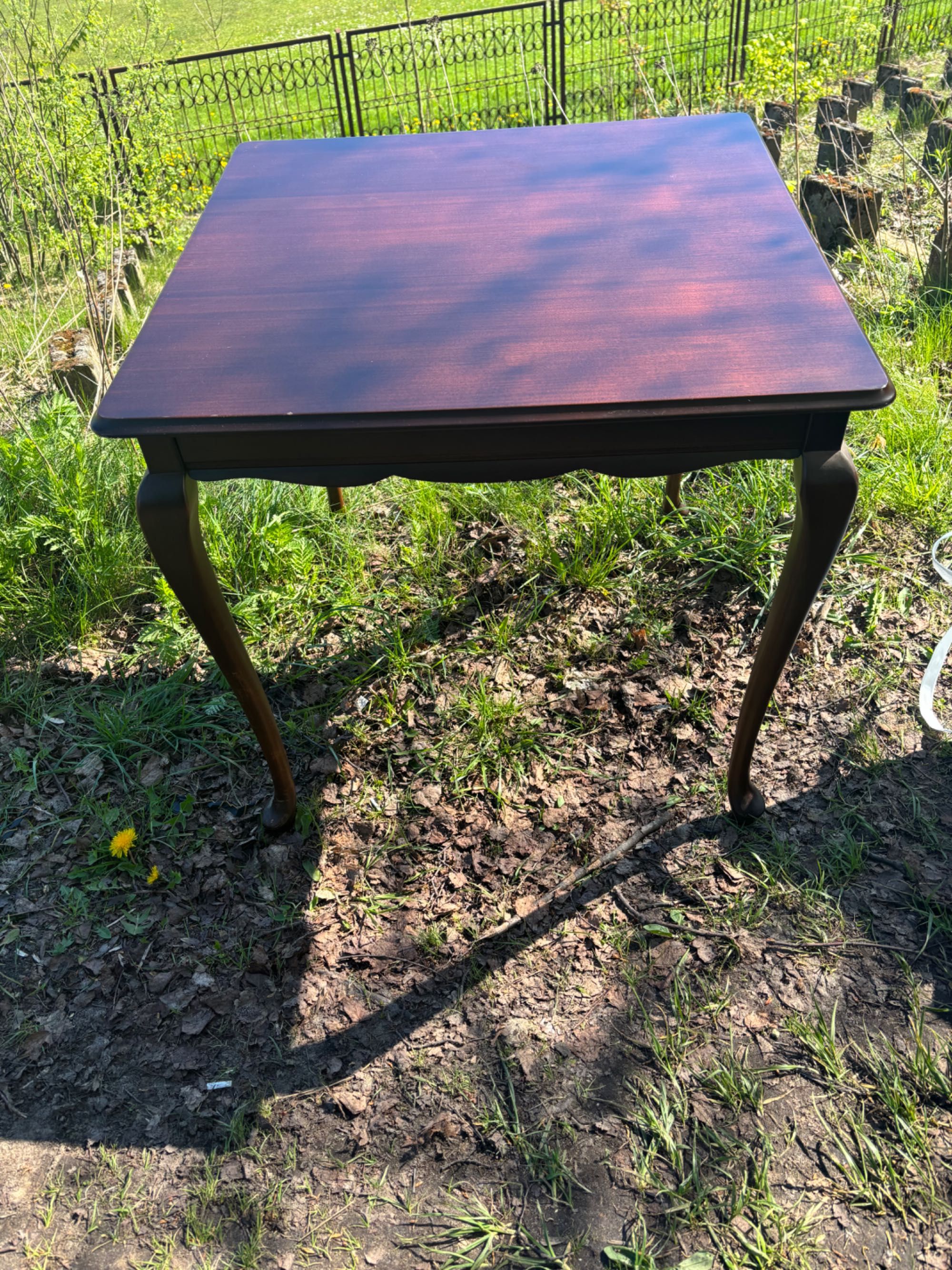 Piękny drewniany stolik