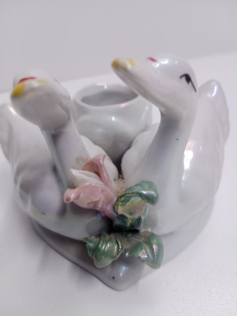 Figurka porcelanowa. Para łabędzi. Z czasów PRL-u