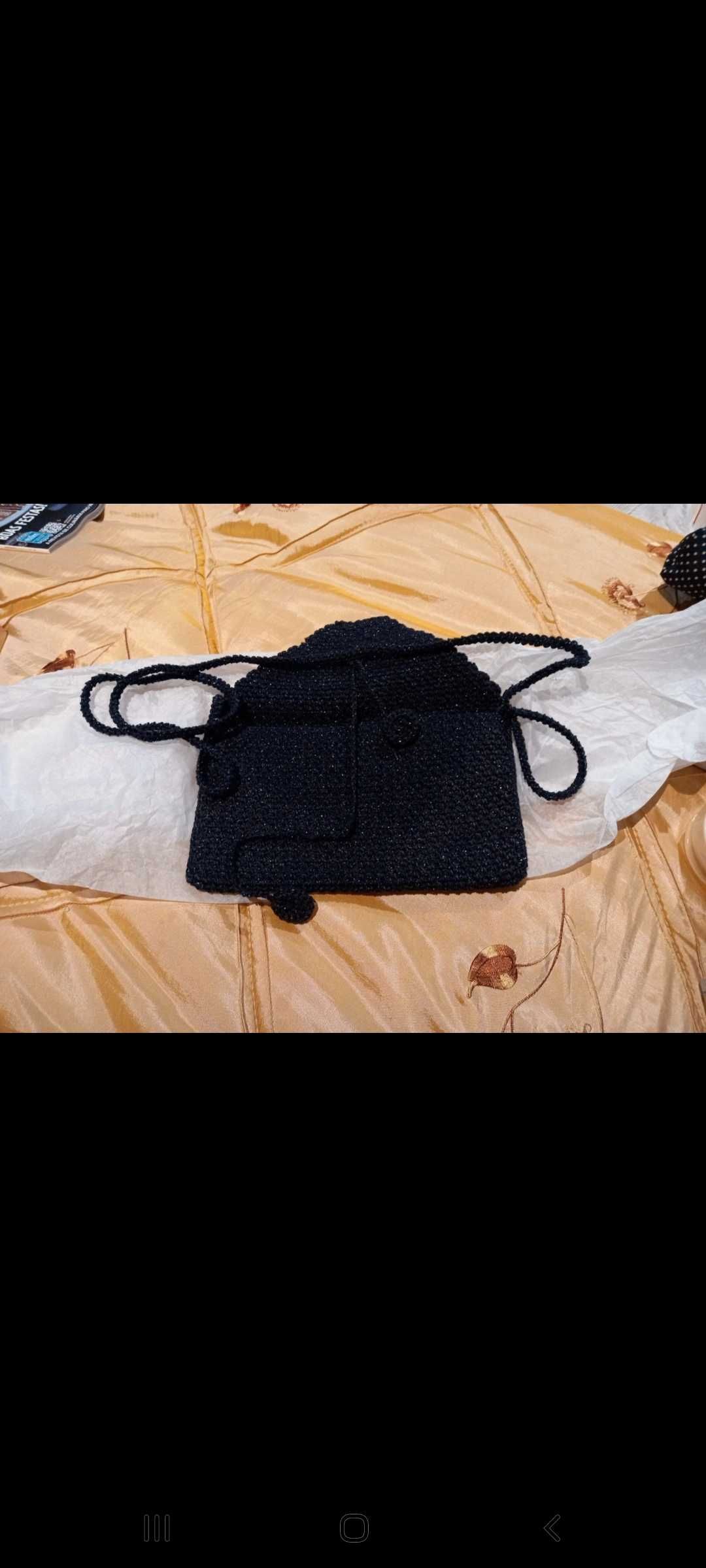 Bolsa em croché, preta e prateada,  produção artesanal local.