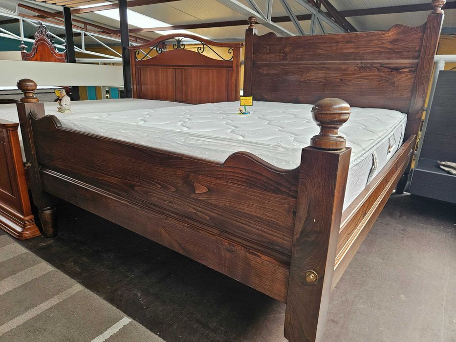 Magnifica cama em madeira maciça com estrado e colchã