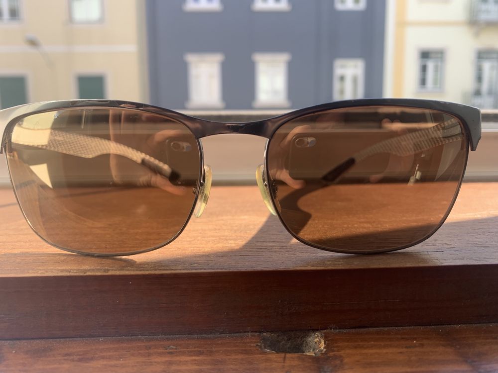 Oculos de sol em em bom estado cinza