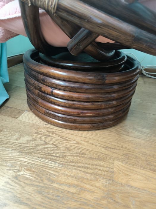 Cadeirão em madeira maciça com base rotativa