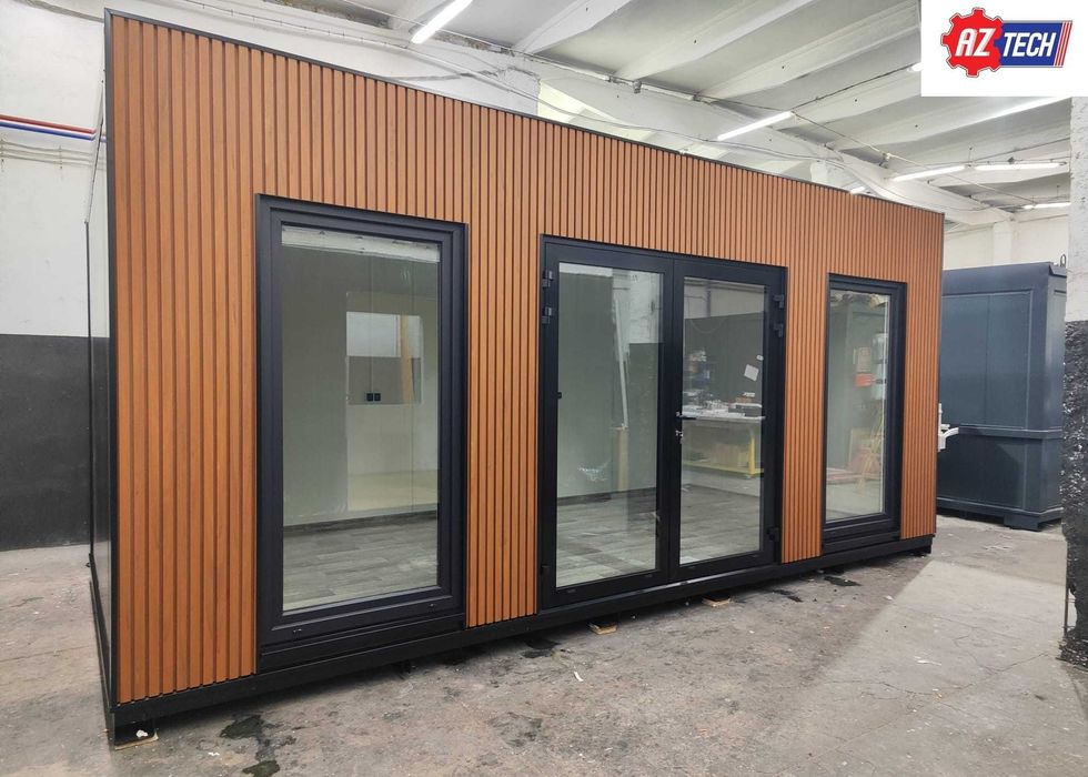 Czarny kontener 6,0 x 3,0 m z lamelami i drzwiami dwuskrzydłowymi