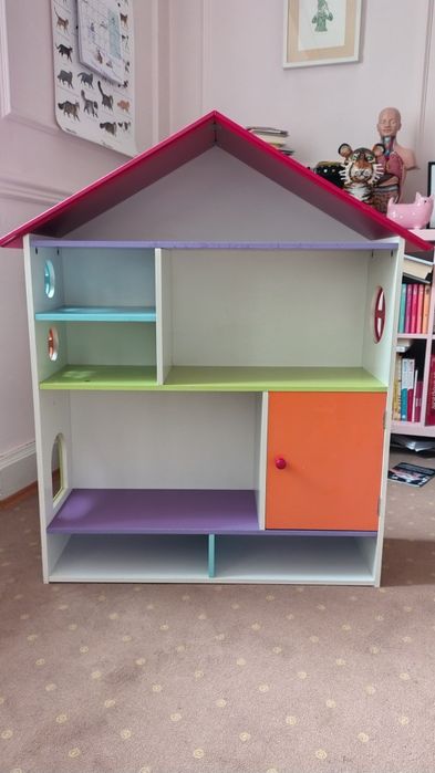 Domek-biblioteka do przechowywania książek i zabawek