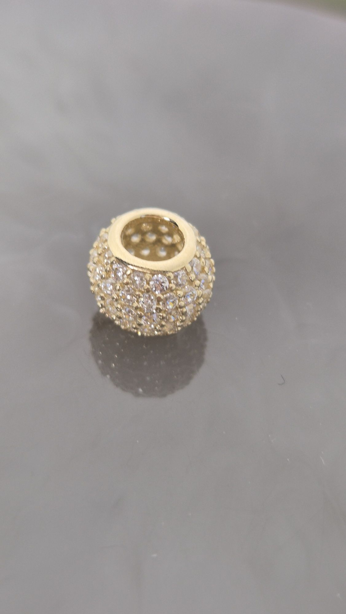 Nowy złoty charms do bransoletki typu Pandora kulka cyrkonie białe