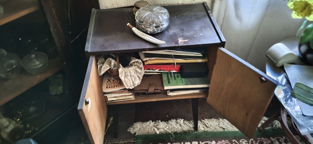 Drewniana szafka vintage z otwieranymi drzwiczkami – retro mebel PRL