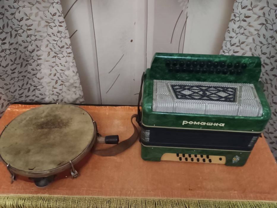 Гармошка "Ромашка" і бубен СРСРР