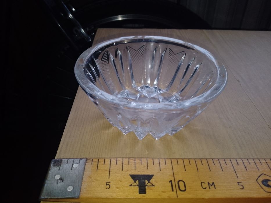 Продаються цукерниці та вироби з кришталю та скла.