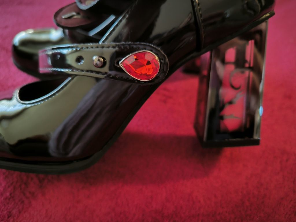 Sapatos com rosas nos tacões NOVOS